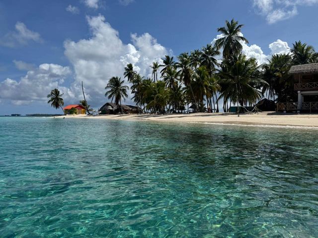 Isla de Guna Yala con palmeras y agua turquesa