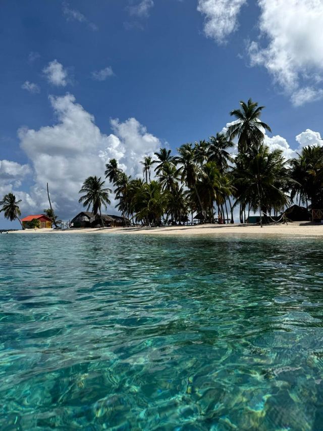 Isla de Guna Yala bajo un cielo de nubes altas