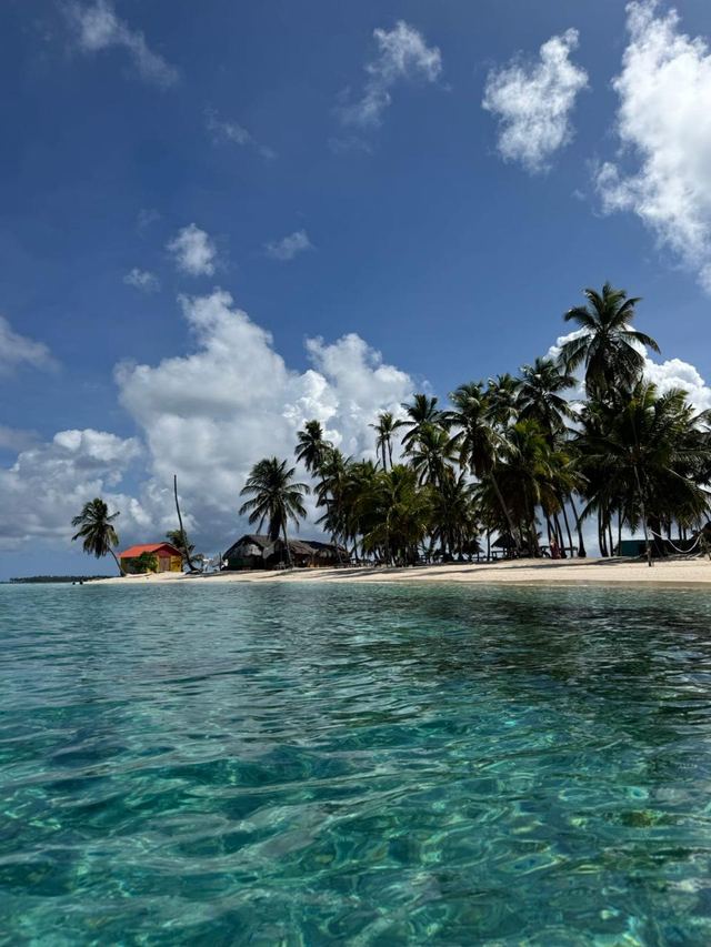 Isla de Guna Yala rodeada de aguas turquesa poco profundas