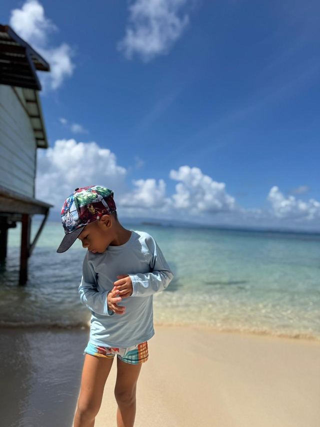 Niño jugando en la orilla de una isla de Guna Yala